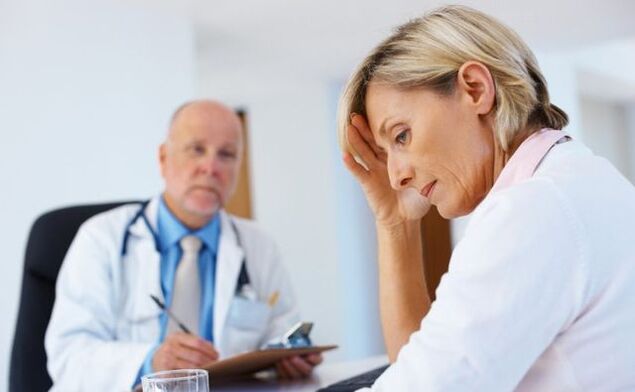 Eine Frau mit Anzeichen von Anogenitalwarzen während eines Arztbesuchs